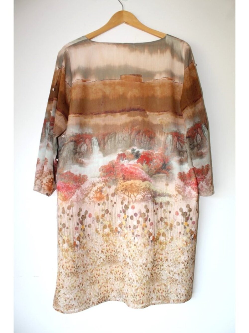 V Cristina Tunic Blouse Watercolor Landscape Print Size XL Sequins Pearl Buttons - Picture 2 of 8